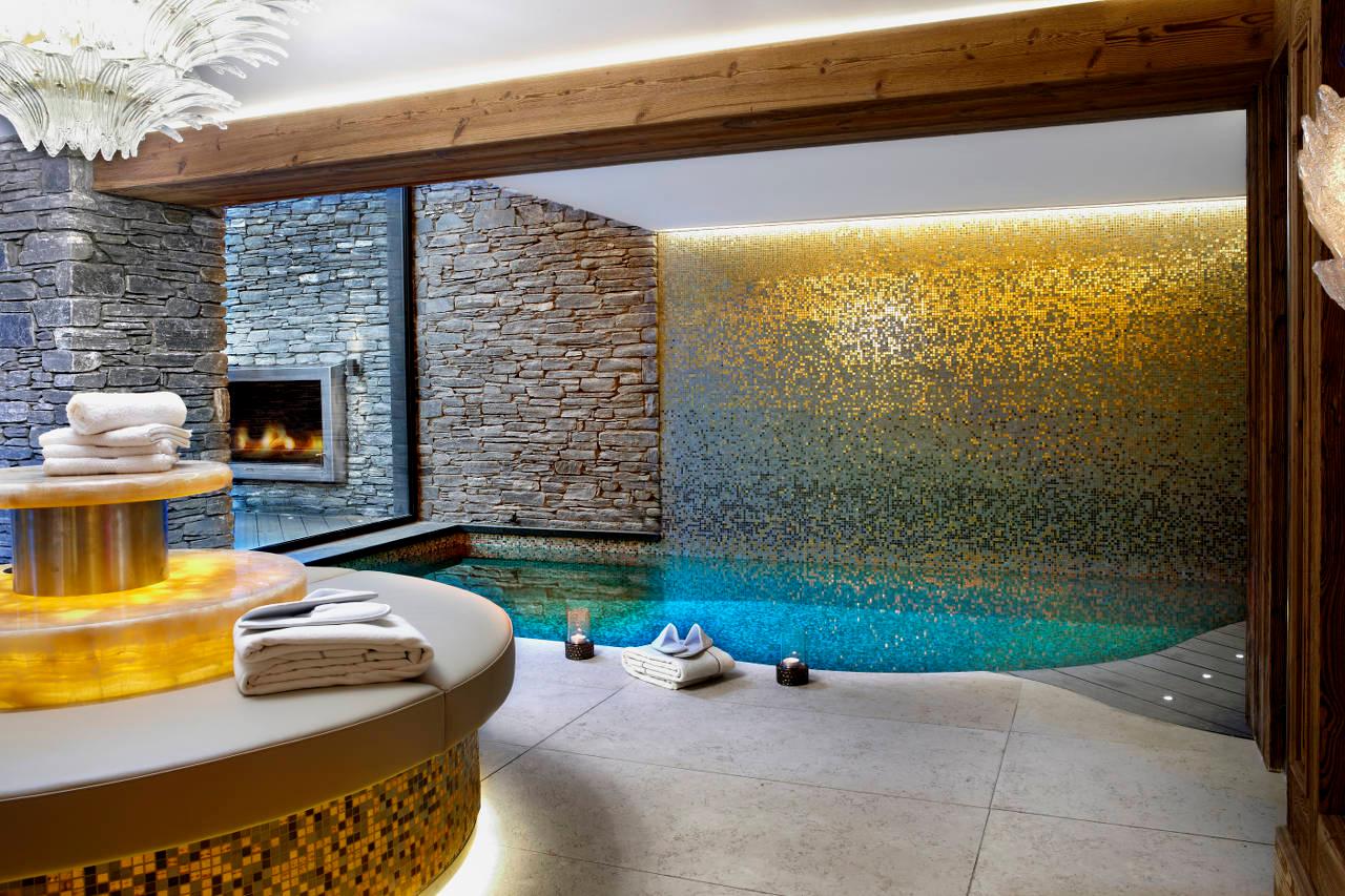 Indoor swimming pool in spa area of Apartment Albaron in Courchevel 1850