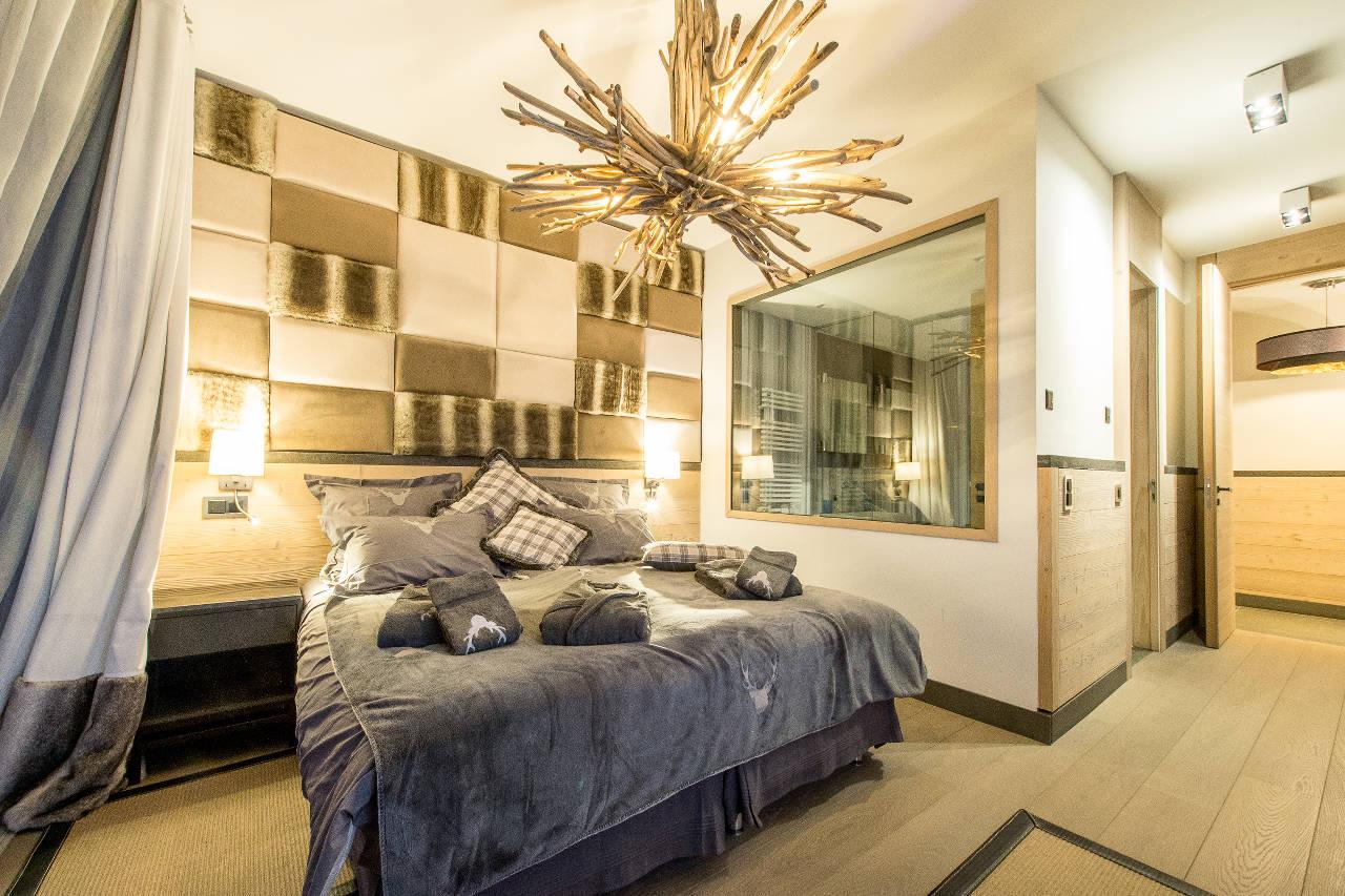 Double bedroom with en-suite bathroom and terrace access in Apartment Aminona in Crans-Montana