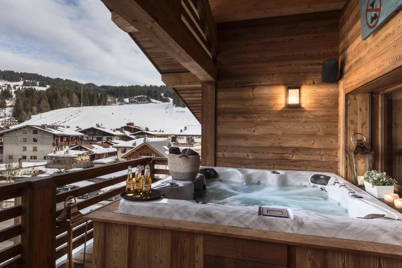 Hot tub at Apartment Le Coin Perdu in Les Gets