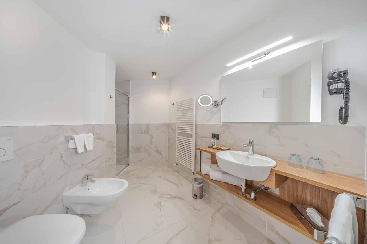 En-suite bathroom at Apartment Panorama in Val Gardena