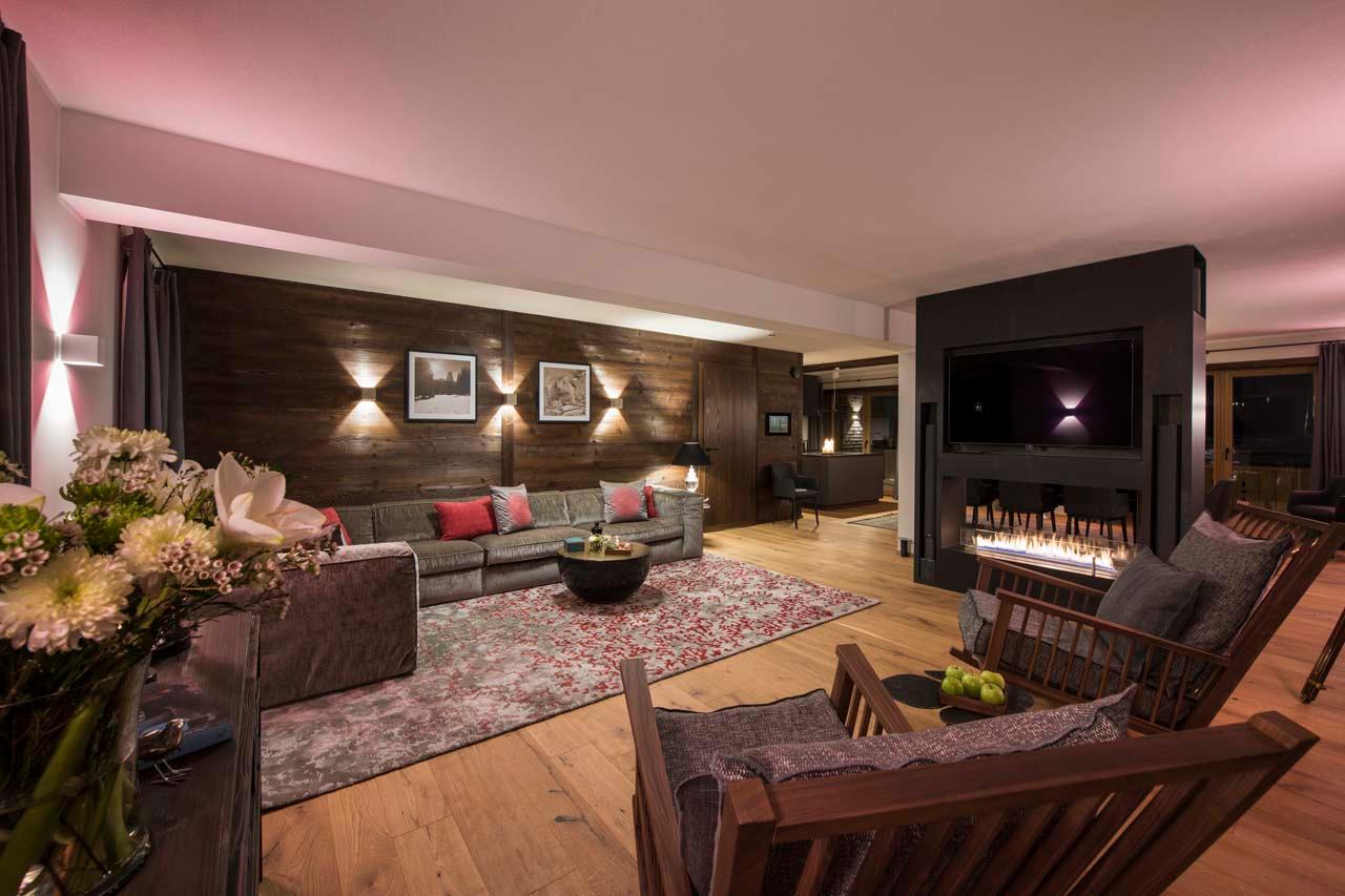 TV and fireplace in Exterior of Balegia Apartment 4 in Lech