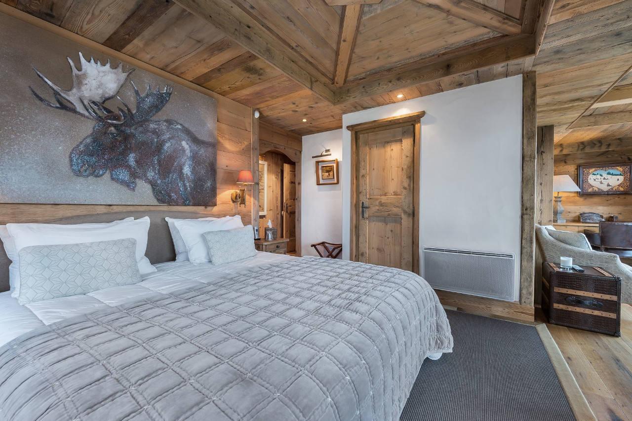 Master double bedroom with office corner and sofa area in Chalet 3 Soeurs in Courchevel 1850