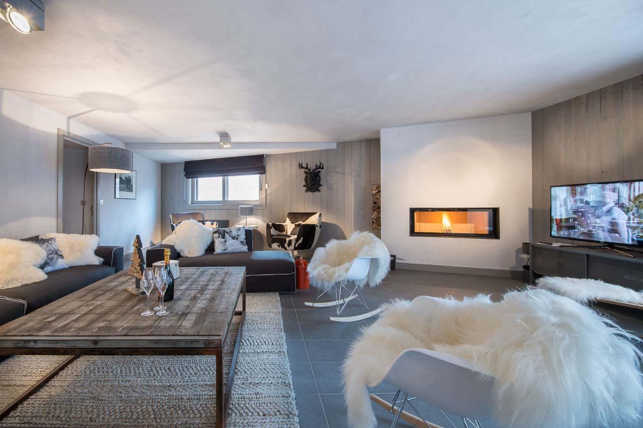 Fireplace and TV in Apartment Abondance in Courchevel 1650