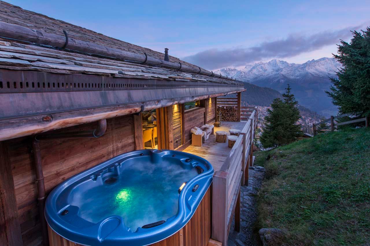 Outdoor hot tub in Chalet Alpine Roc in Verbier