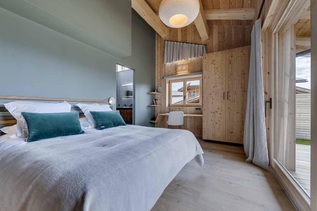 Double bedroom with sliding doors onto balcony in Bela Vya 1, Les Arcs
