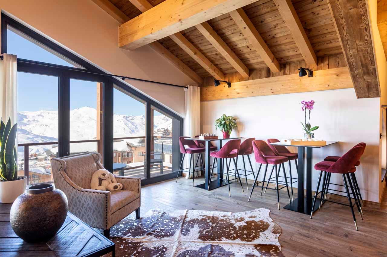 Living area with tables at Chalet Cullinan in Val Thorens