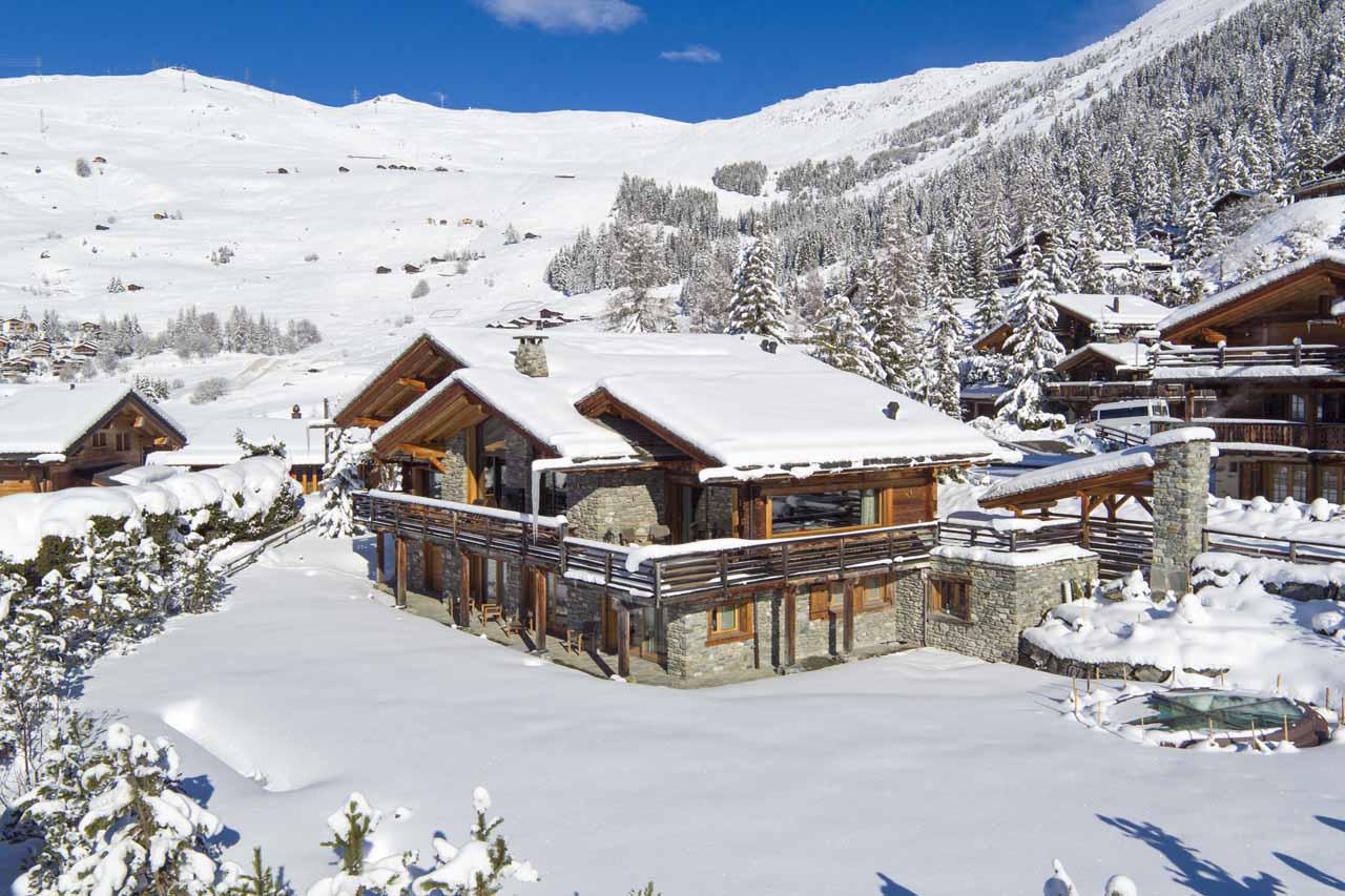 Snowy exterior of Chalet Vicuna in Verbier