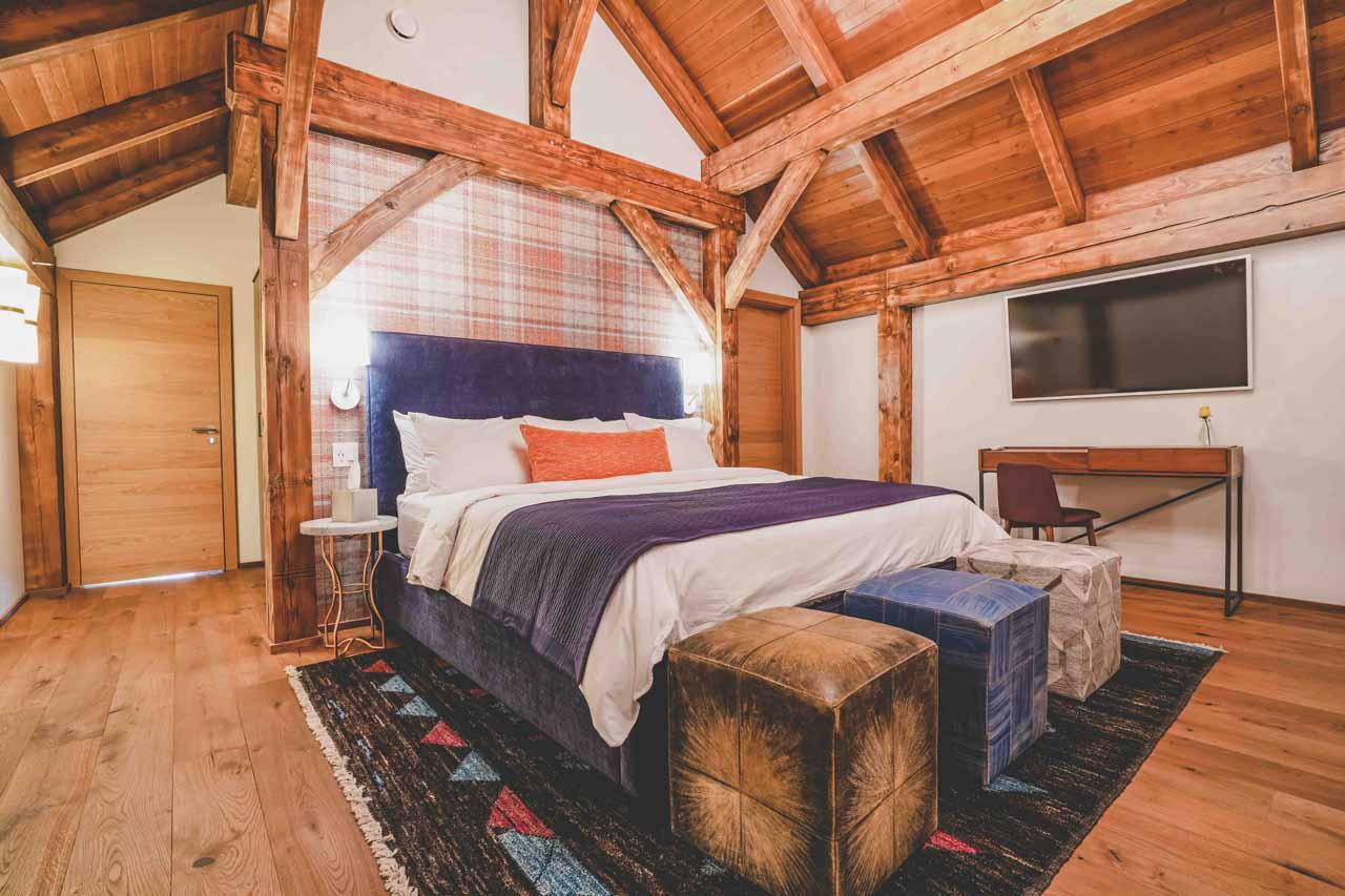 King bed with en-suite in Chalet Flying Moose, Revelstoke
