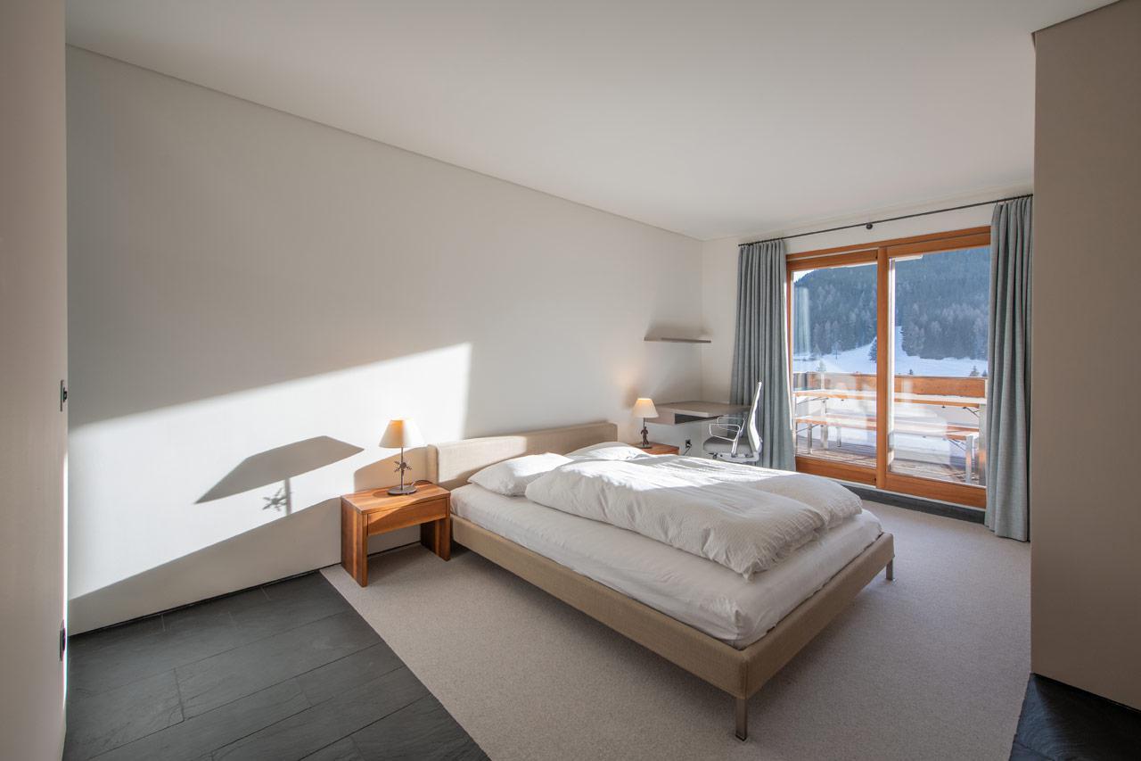 Double bedroom with en-suite bathroom in Apartment Flora 4S in Davos