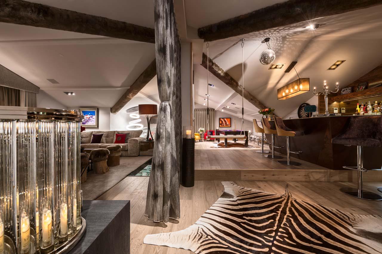 Living area with bar and pool table at Apartment Urbane Corniche in Les Gets